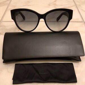 🚨SOLD🚨YSL Saint Laurent Black Sunglasses
